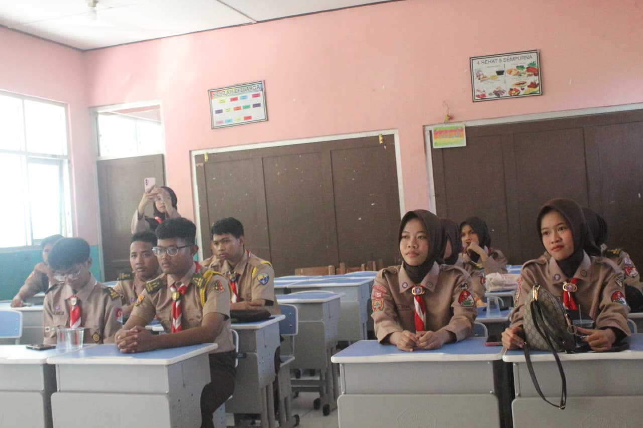 Mengenal dan Bersatu : Gugusdepan SMAN 01 Citeureup Mengirimkan 4 Orang Peserta dalam Kegiatan Sosialisasi Pemberitaan Kominfo Kwarran Citeureup