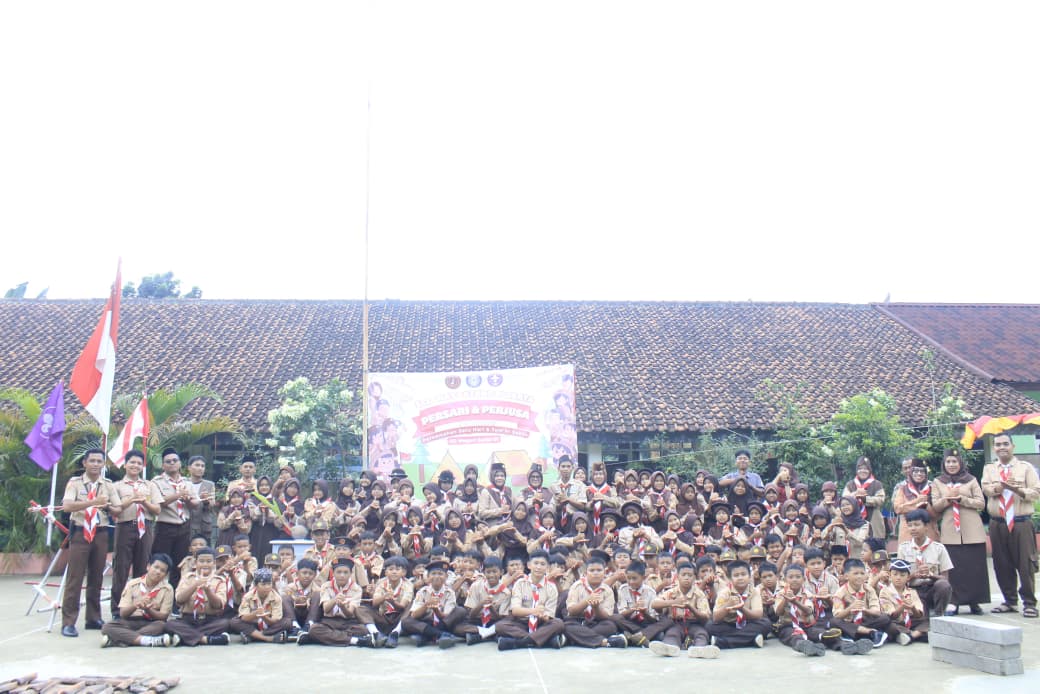 DIGUYUR GERIMIS : TAK SURUTKAN SEMANGAT PESERTA PERJUSA SDN SANJA 01