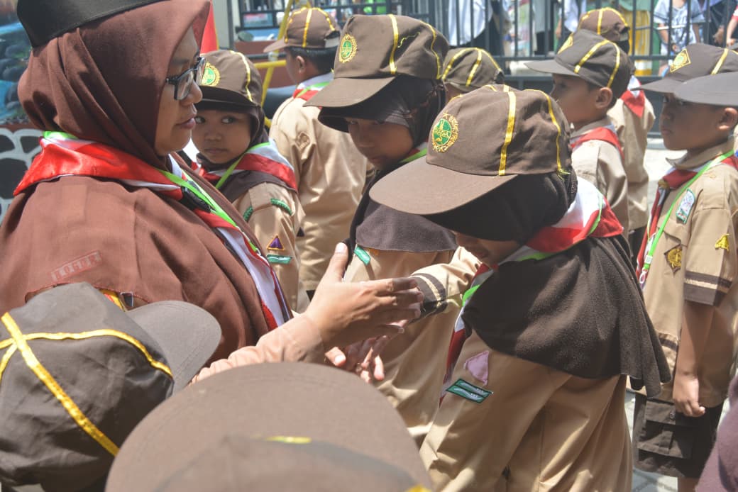 SENYUM DAN TEPUK TANGAN IRINGI PELANTIKAN SIAGA SDN PUSPANEGARA 04