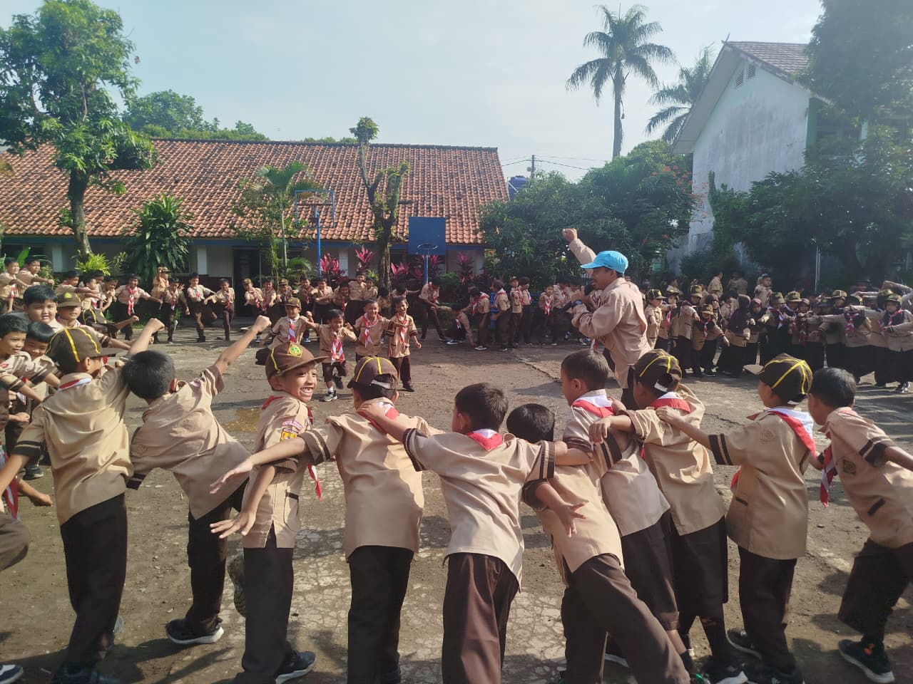 FUN GAME KEBERSAMAAN : SDN LANBAU 02 GELAR LATIHAN GABUNGAN PRAMUKA SIAGA DAN PENGGALANG