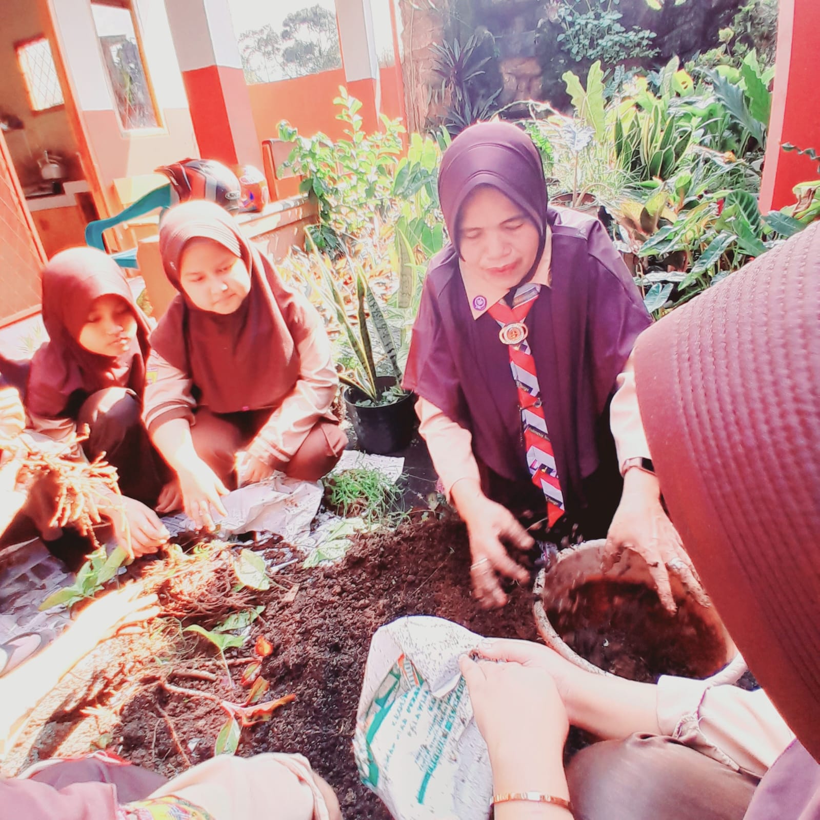 Aksi Hijau dari Sekolah! Pramuka SDN Curug Deng-deng Tanam Harapan untuk Bumi
