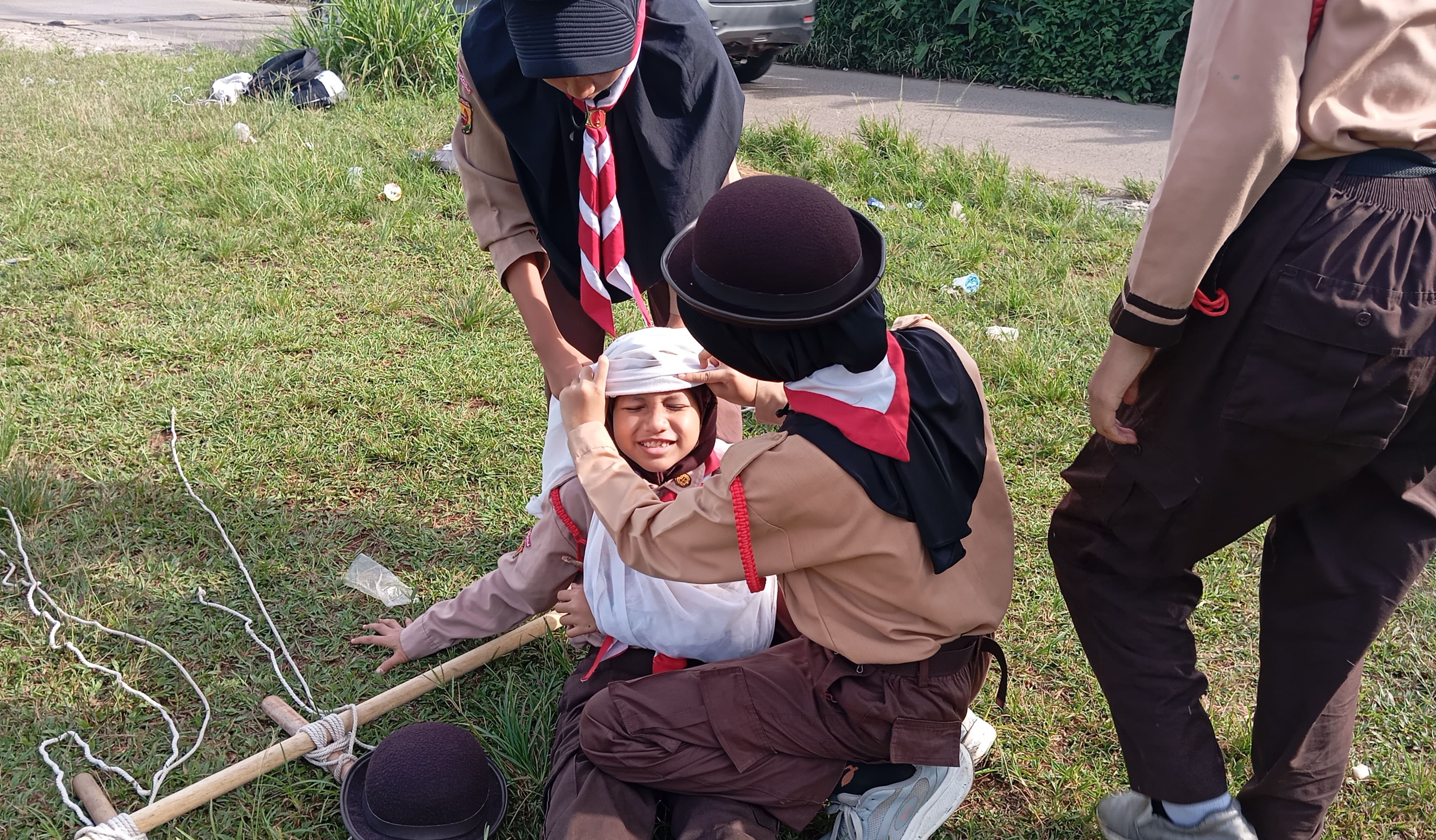 Sigap dan Tangkas, Puluhan Siswa MI Al Mujahidah Ikuti Latihan PPGD di Lapangan Sekolah