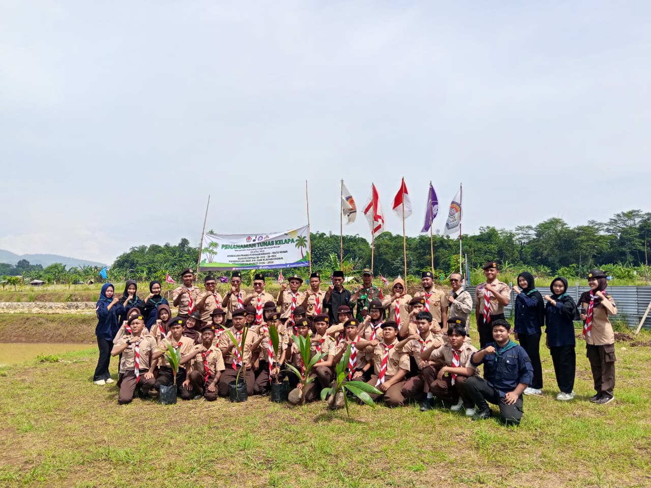 Pramuka SMK Annur Kolaborasi dengan pemerintah desa Cikahuripan Tanam 50 Pohon Kelapa