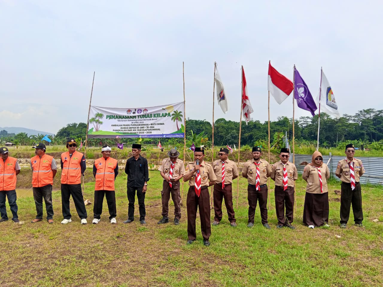 Ketua Kwartir Ranting Klapanunggal Sampaikan Sambutan pada Kegiatan Penanaman 50 Pohon Kelapa