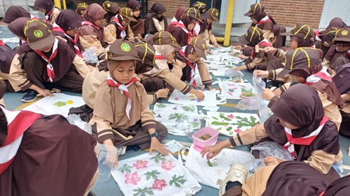 Keseruan Pramuka SDIT Nurul Akbar Cileungsi Praktek Eco Print Bersama
