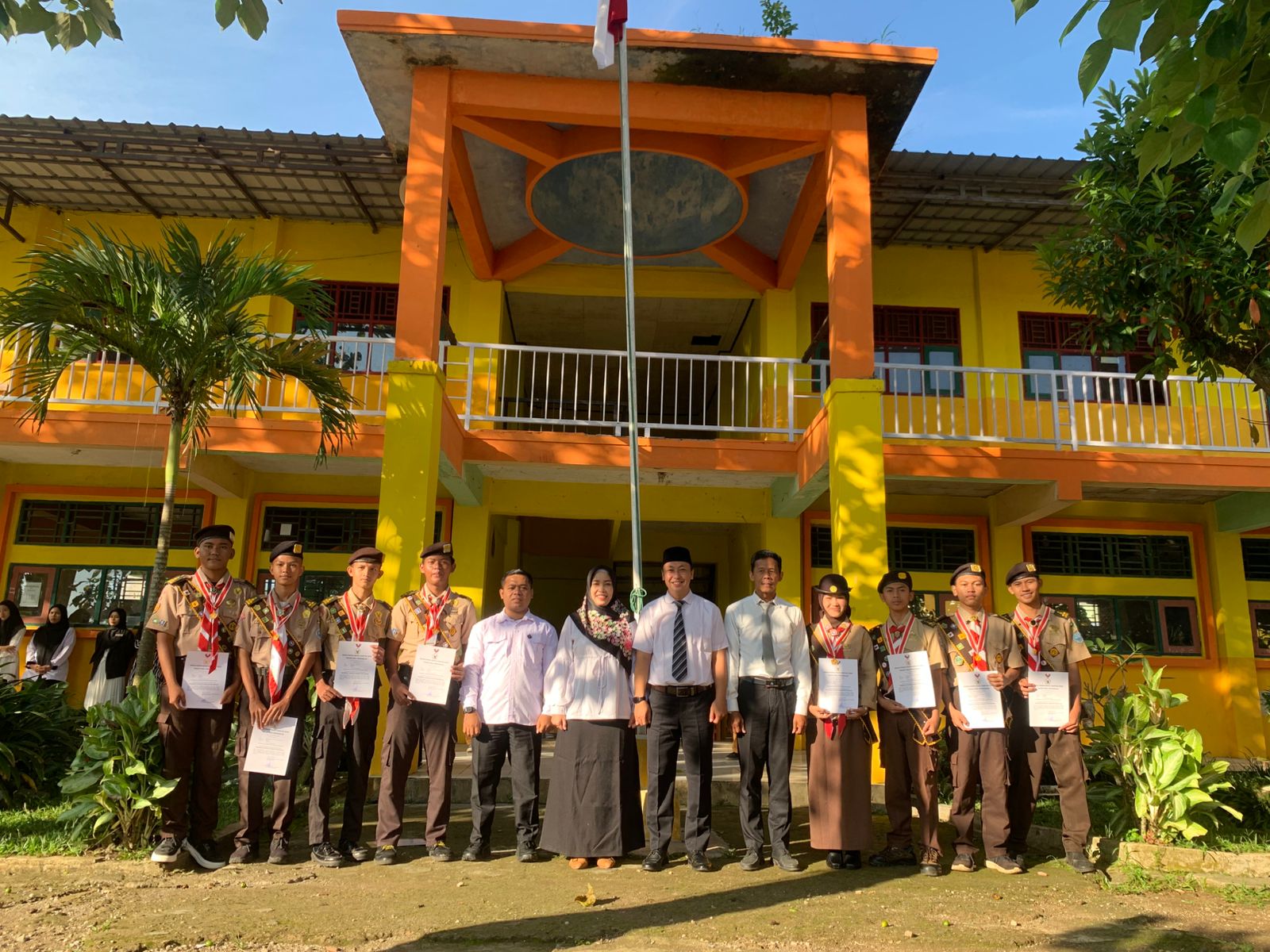 Momentum Bersejarah: 600 Siswa Saksikan Penyematan Tapakan Pramuka Garuda SMK Madani & SMK Madani 2