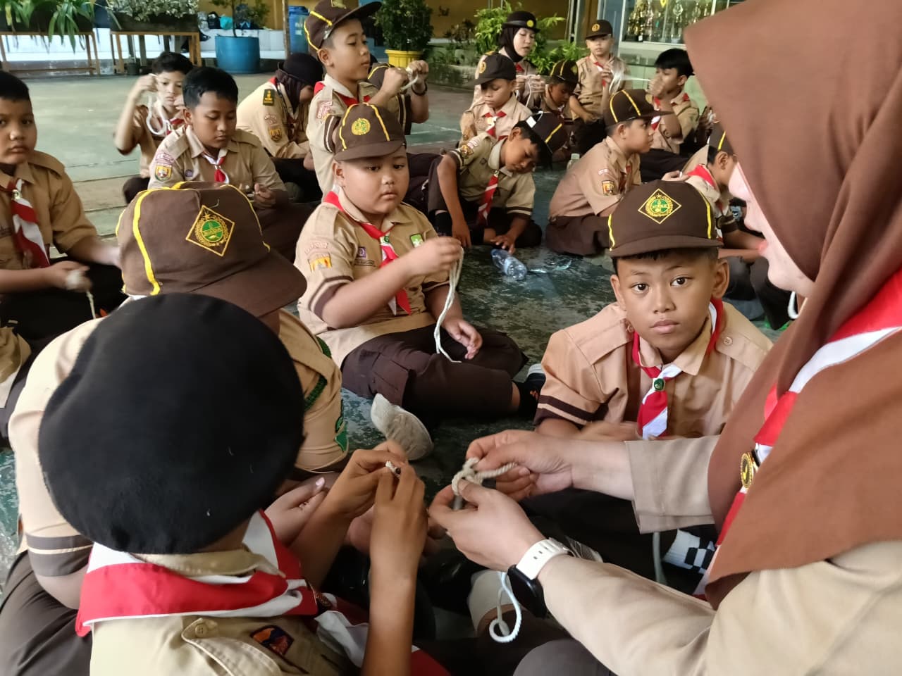 Latihan Gabungan Siaga di SMP PGRI Surya Kencana, Peserta Antusias Pelajari Materi Tali Temali