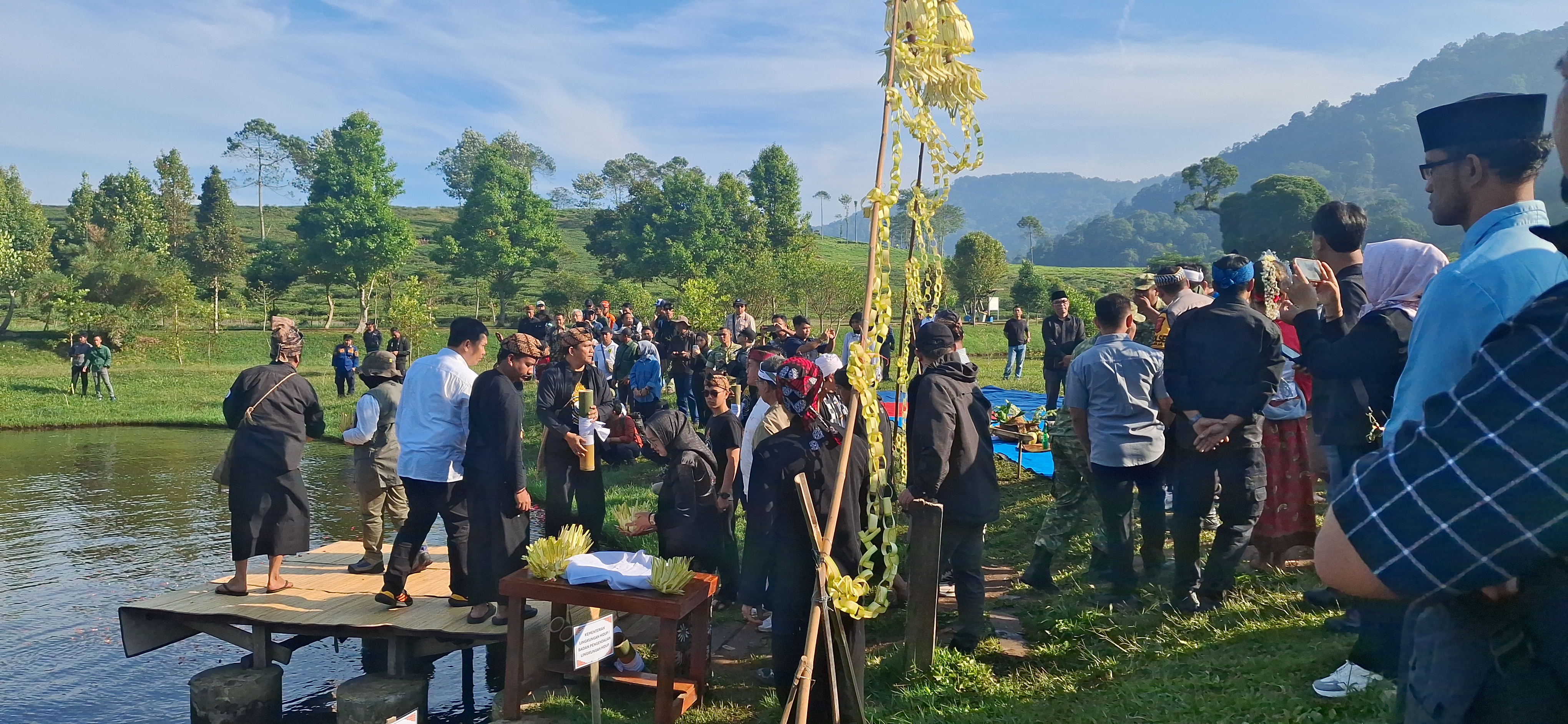Dari Sampah Dapur Menjadi Penyembuh Telaga: Pramuka Cisarua Tuangkan Eco Enzim ke Perairan Puncak