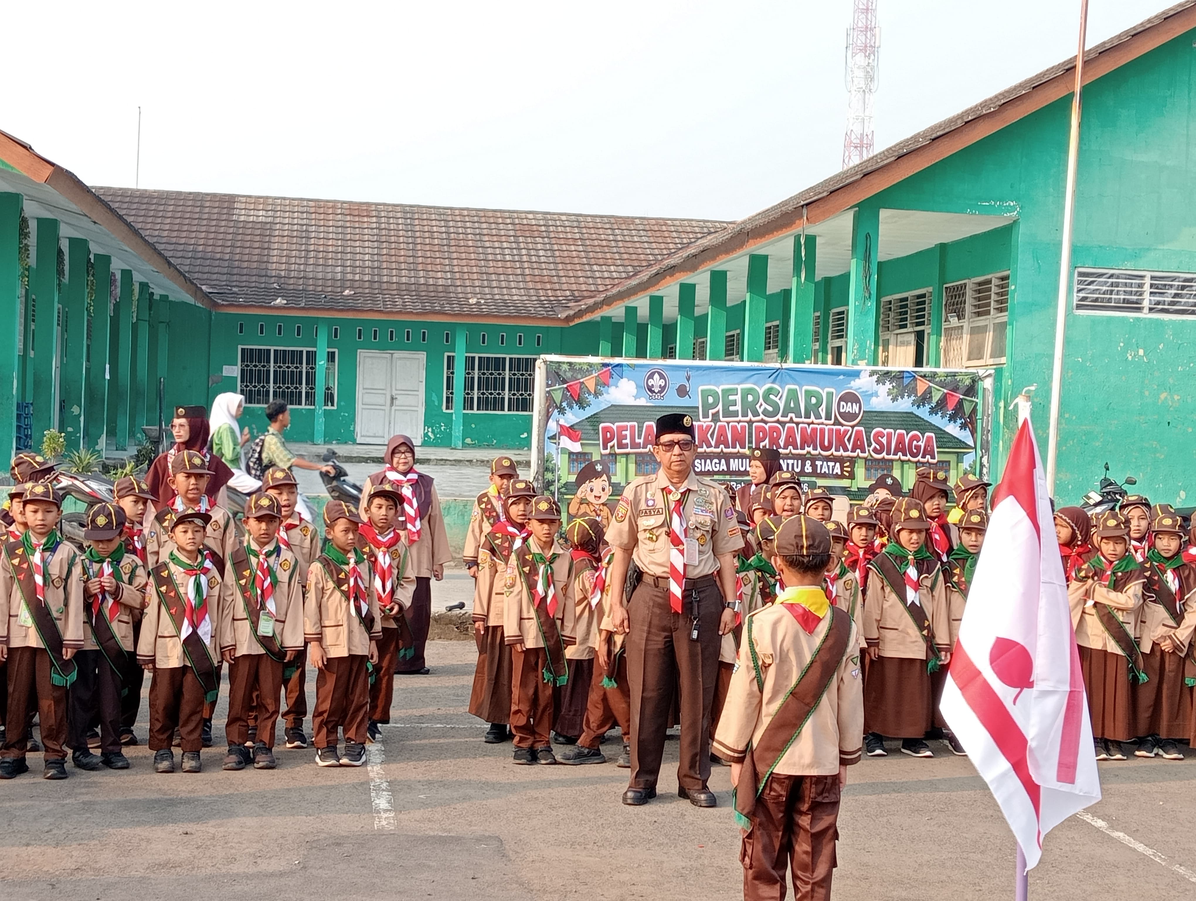 PERSARI dan Kenaikan Tingkat Siaga di MIS Mathla'ul Huda 1 Cibunar Tanamkan Kemandirian dan Semangat Kepramukaan Sejak Dini