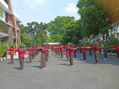 Semangat Tiga Pramuka Cileungsi Ikuti Latihan Kolone Tongkat Persiapan Jamnas