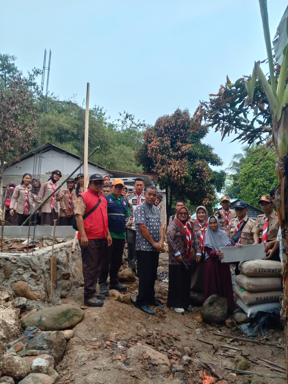 Pramuka Peduli Kwarran Klapanunggal Salurkan Bantuan Korban Kebakaran dan Gelar Bakti Sosial