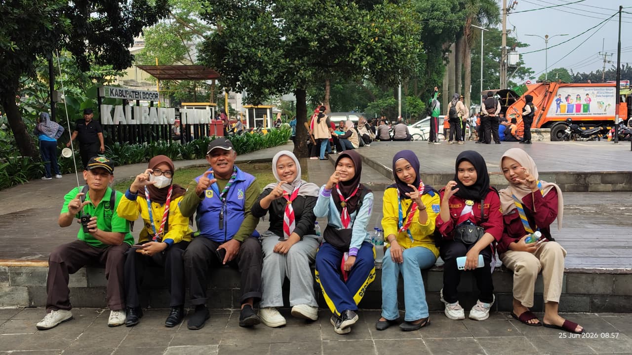 Gotong Royong Membersihkan LIngkungan