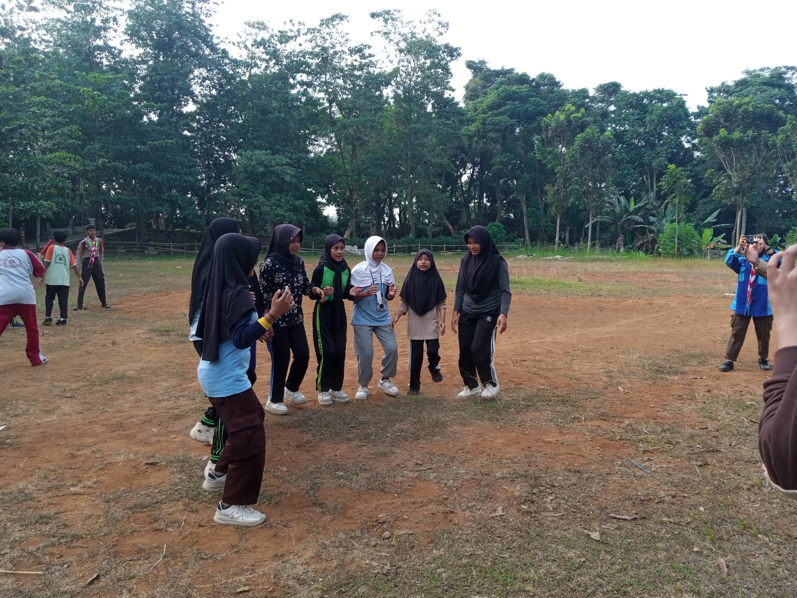 Pos Yel-Yel dan Game Warnai Perkemahan Penerimaan Anggota Baru di MTs Al Makmur Parungpanjang