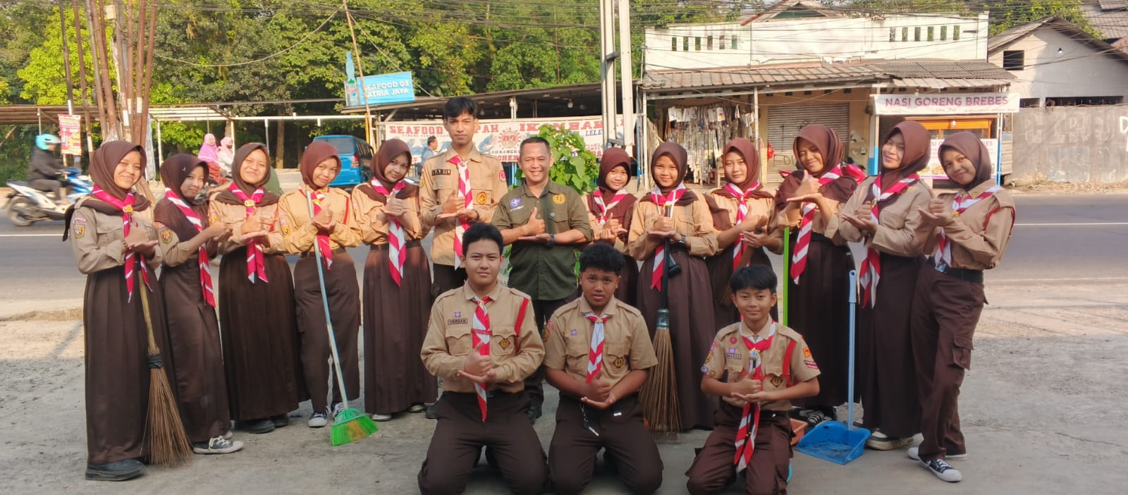 Kwarran Jonggol dan DKR Jonggol Ikuti Aksi Bakti Lingkungan Bersama Pramuka Penggalang SMP Plus Nurul Hikmah