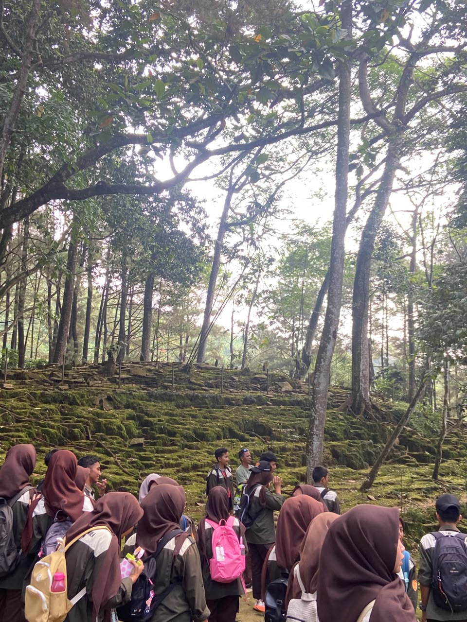 Pramuka SMAN 1 Tamansari Laksanakan Wisata Budaya ke Situs Arca Domas