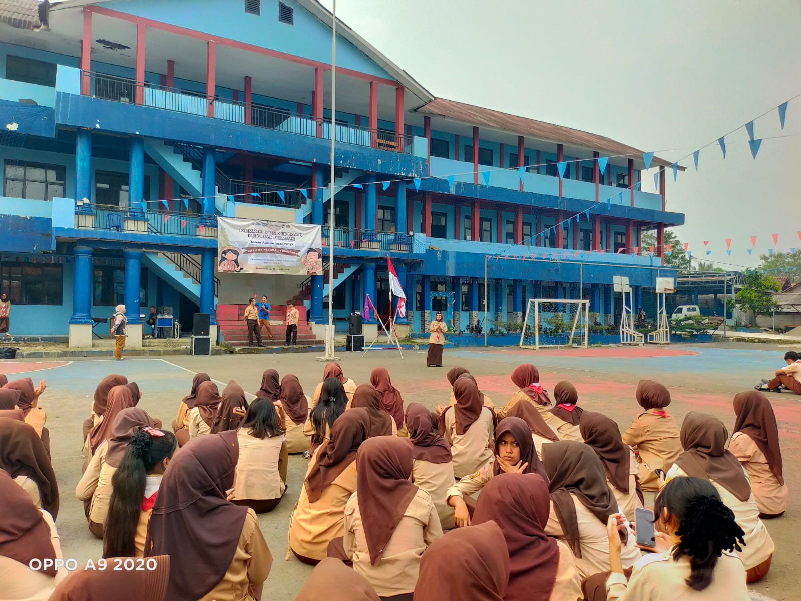 Ketua Kwarran Gerakan Pramuka Leuwisadeng Berikan Motivasi kepada Peserta Kemah Pendidikan Kepramukaan Awal Tahun Ajaran Baru 2026/2027