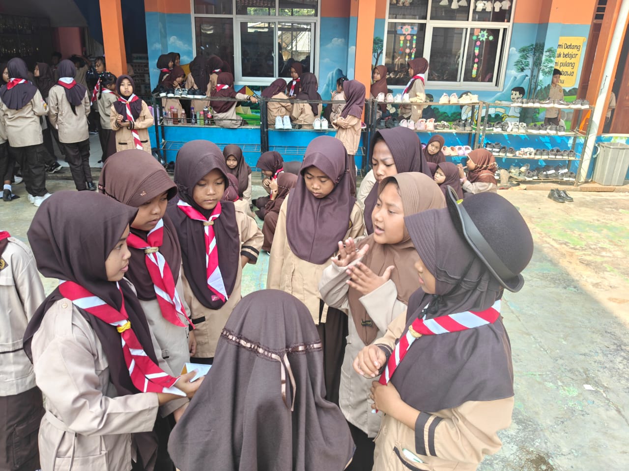 Latihan Dinamika Kelompok Bentuk Karakter Penggalang SDN Cidokom 01 Melalui Semangat Kebersamaan