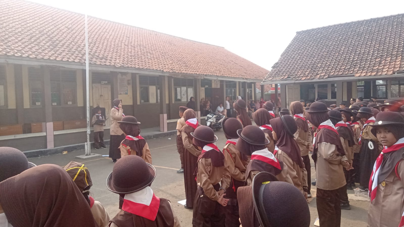 LATIHAN MINGGUAN PERDANA PRAMUKA SDN CARIU 03 BERLANGSUNG PENUH SEMANGAT