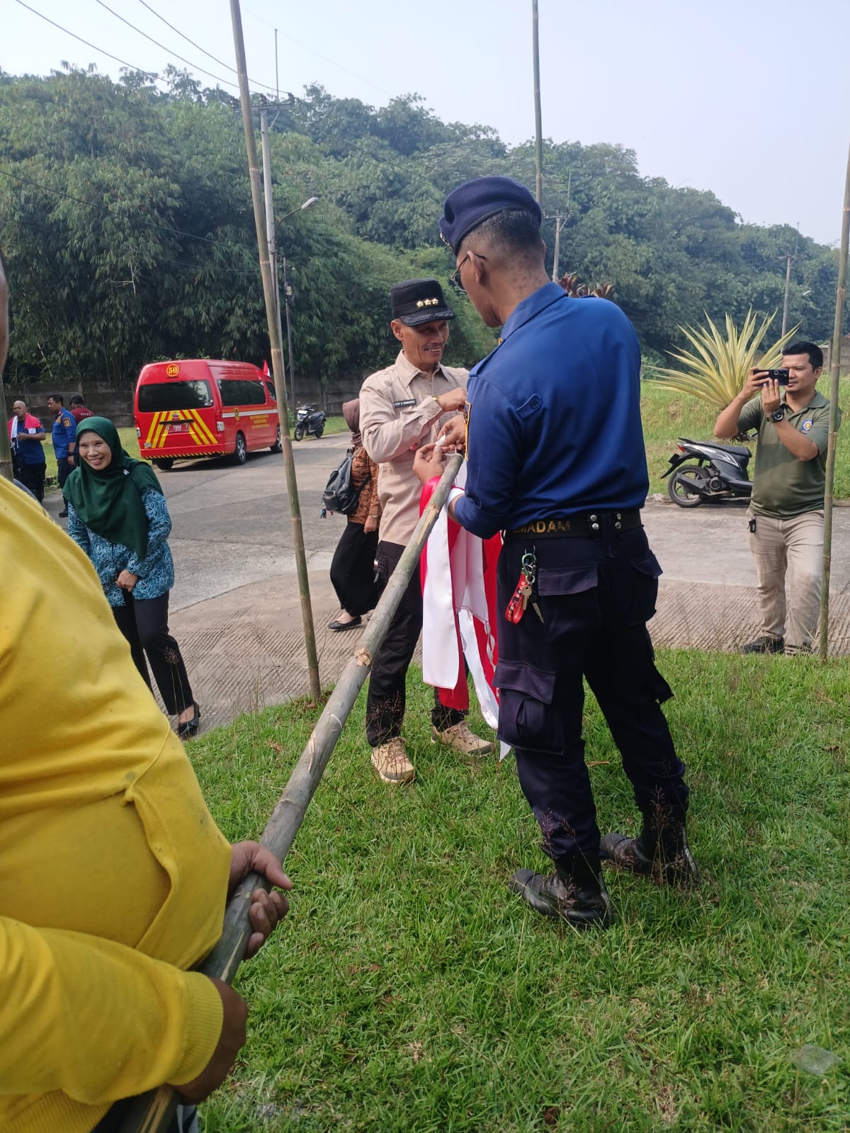 Aksi Turun ke Jalan, Pramuka Kwarran Dramaga Bagikan Bendera Merah Putih Spesial HUT RI ke-81
