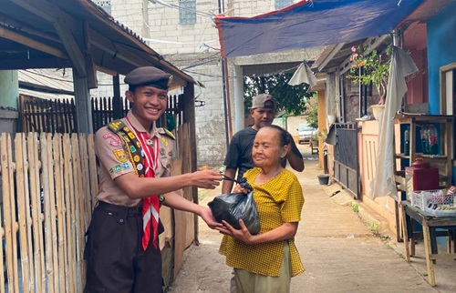 Aksi Sosial Muhammad Mizuhara Tirtayasa Pramuka Garuda SMAN 1 Cileungsi Bantu Lansia di Kampung Gaok