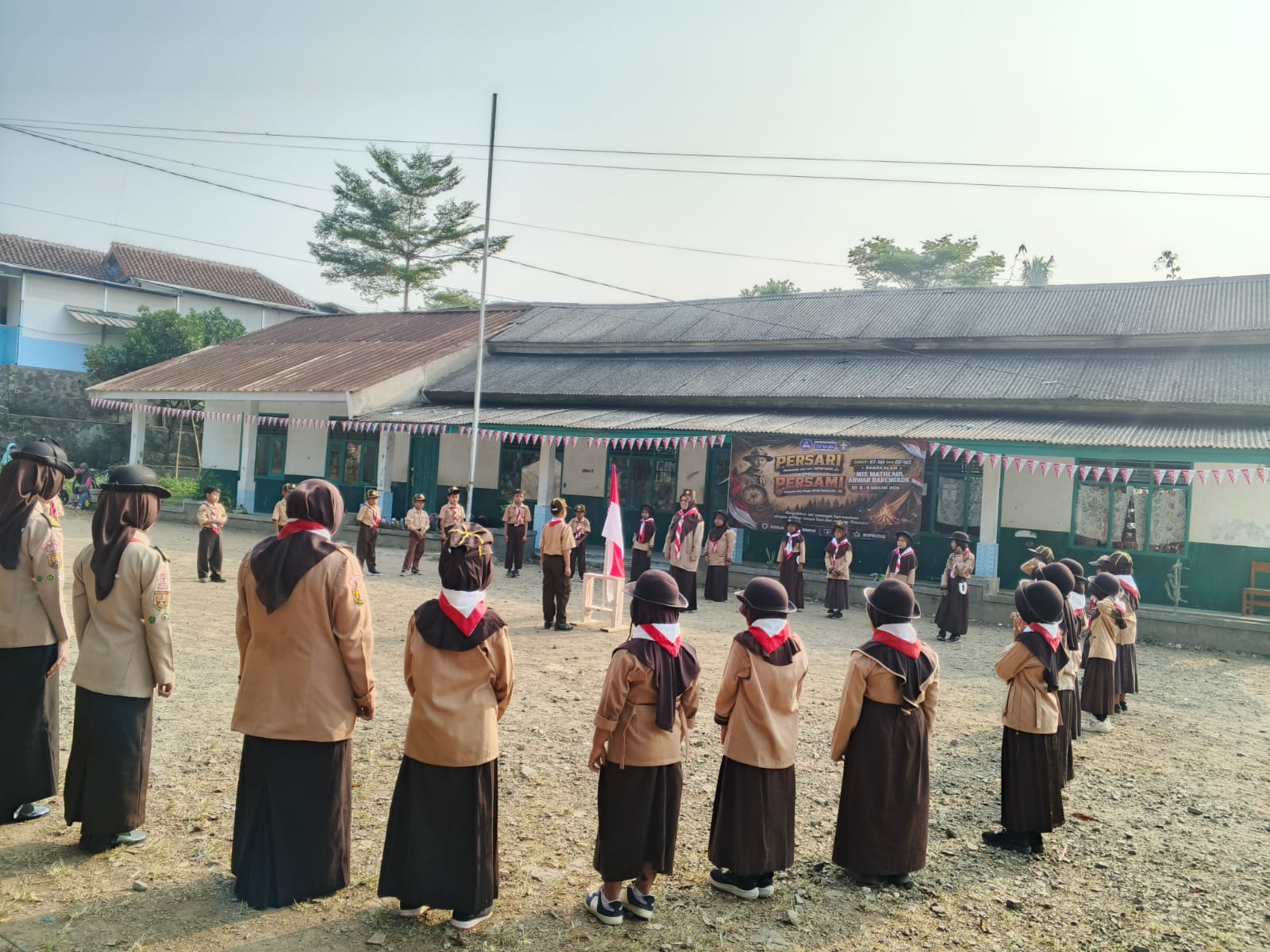 Persari MI Mathlaul Anwar Barengkok: Ceria, Aktif, dan Sarat Pembelajaran Kepramukaan