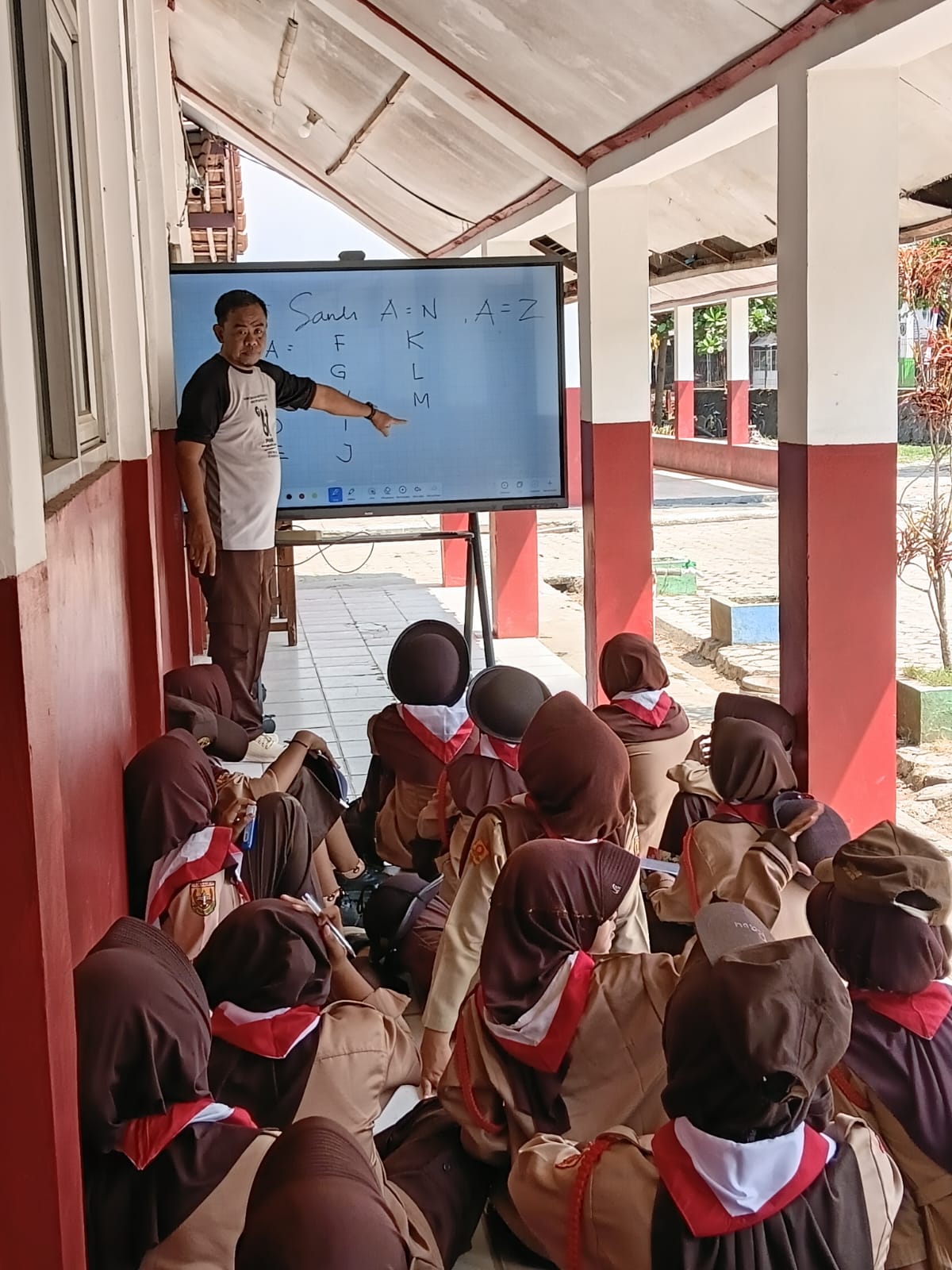 Sanggar bakti SDN Babakan Raden 02 Gelar Latihan Pramuka, Peserta Didik Belajar Sandi dan Isyarat