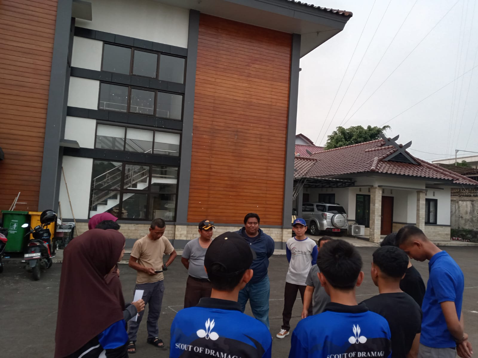 H-1 Hari Pramuka ke-65: Petugas Upacara Kwarran Dramaga Matangkan Formasi di Lapangan Kecamatan