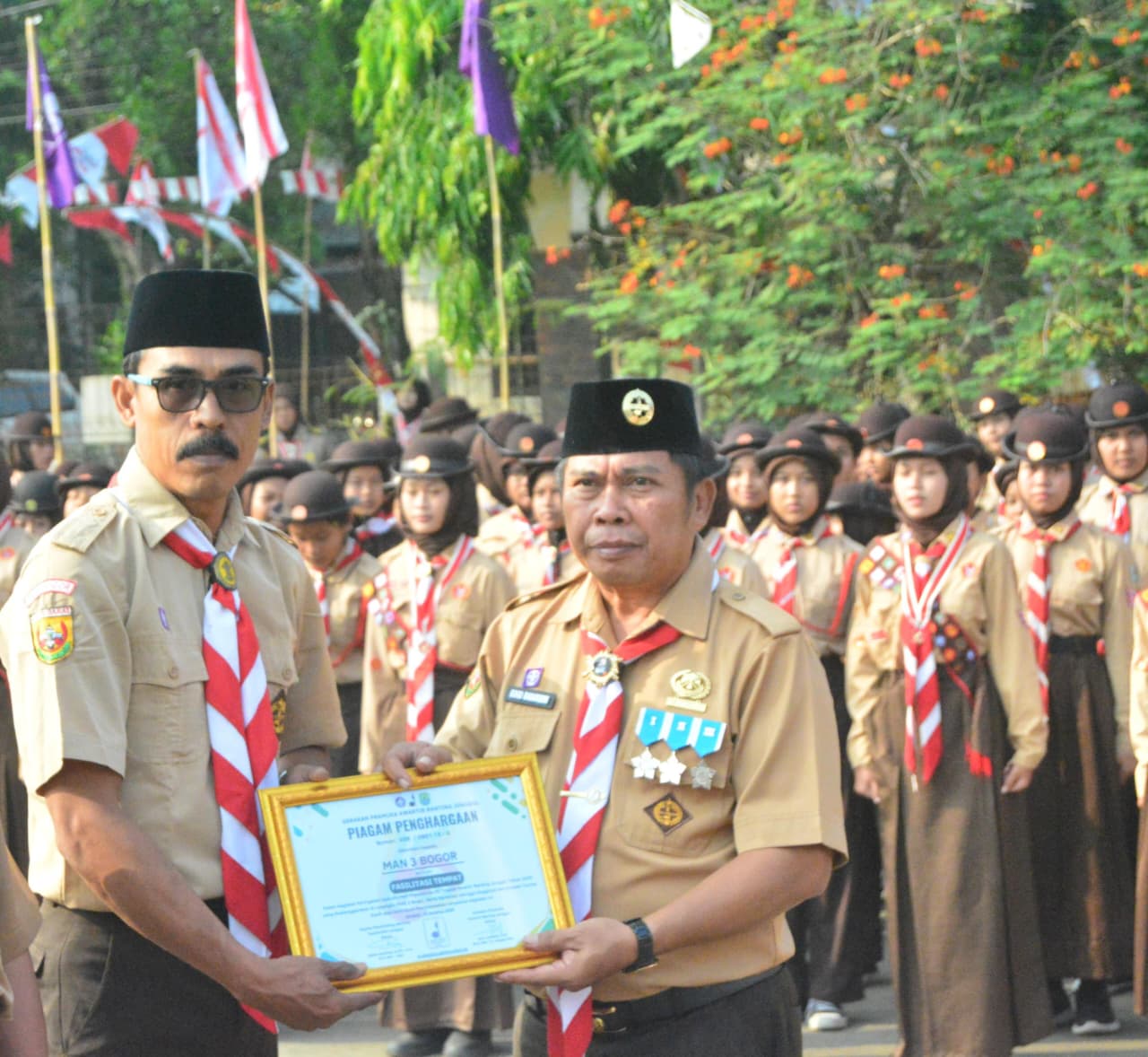 Kwarran Jonggol Berikan Penghargaan kepada MAN 3 Bogor atas Dukungan Fasilitasi Kegiatan Kepramukaan