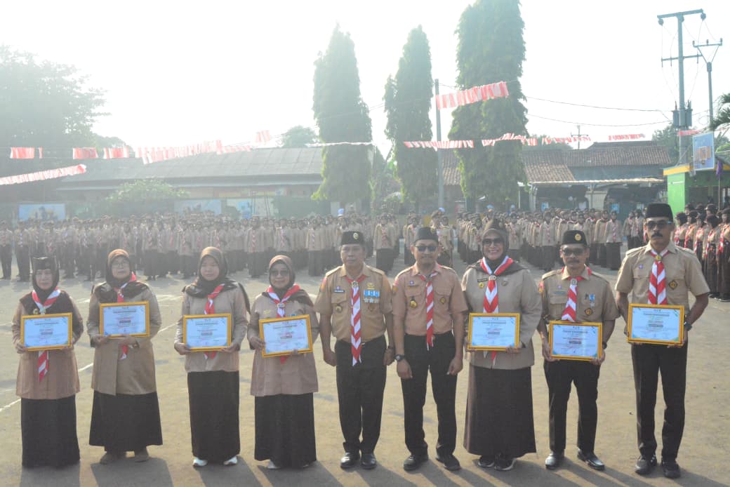Kwarran Jonggol Berikan Penghargaan kepada Enam Sanggar Bakti Pengisi Unjuk Gelar Hari Pramuka ke-65
