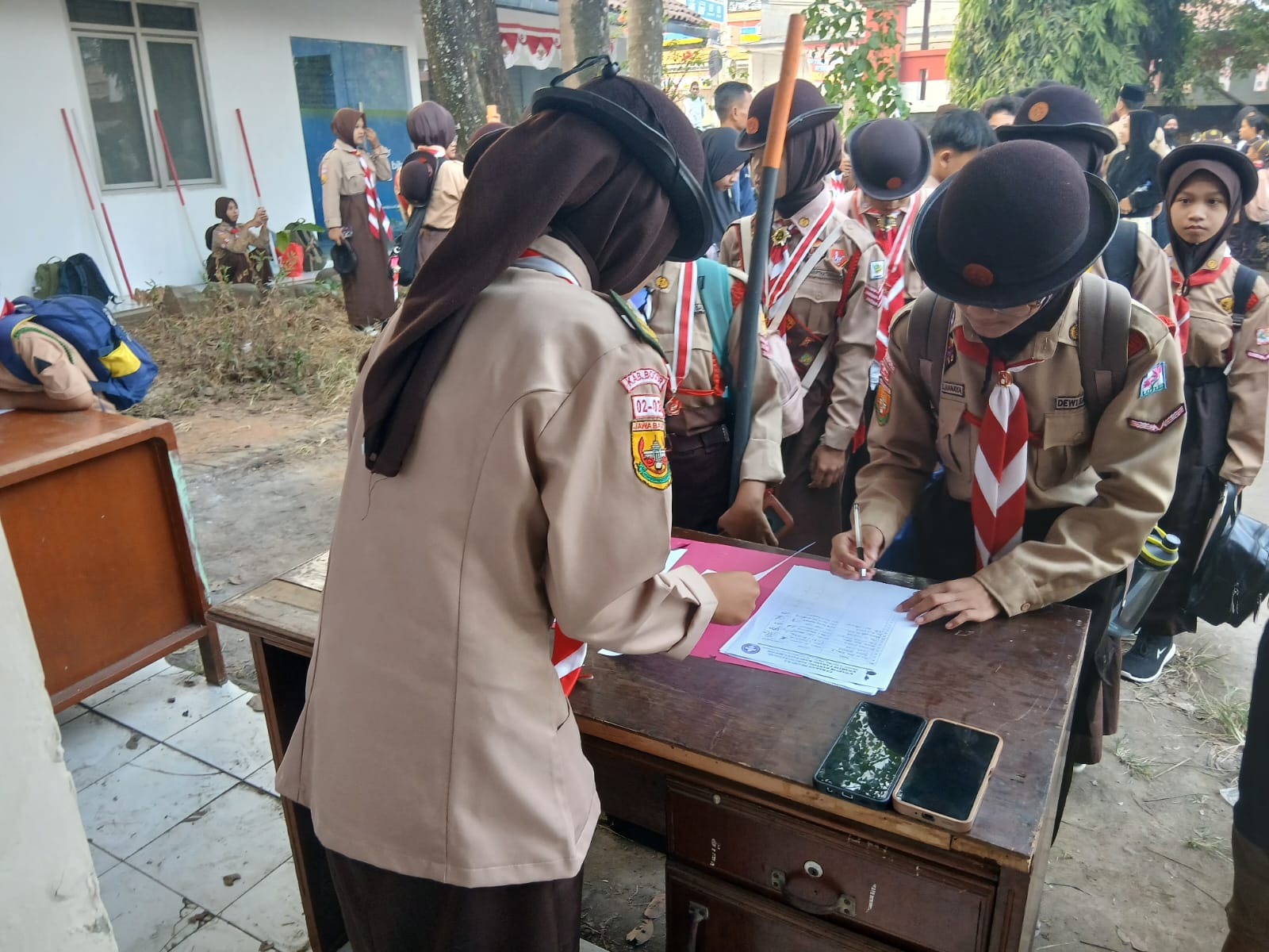 Registrasi Peserta Dianpinru Kwarran Parungpanjang Berjalan Tertib dengan Dukungan Tim Protokoler