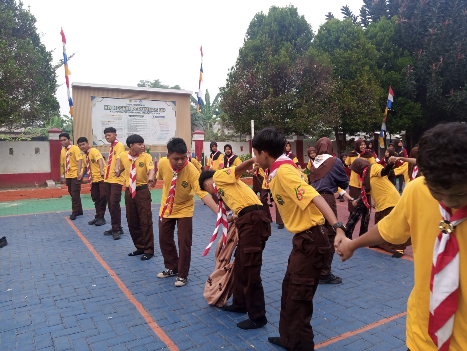 Estafet Sarung Latih Kekompakan Peserta Gladian Pimpinan Satuan Parungpanjang