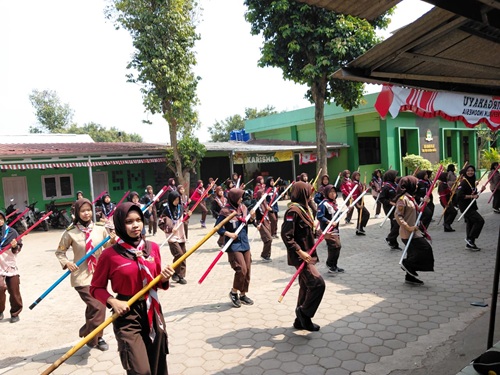 Calon Pramuka Garuda Kwarran Cileungsi Latihan Kolone Tongkat untuk Penampilan di Hari Pramuka Kwarcab Bogor