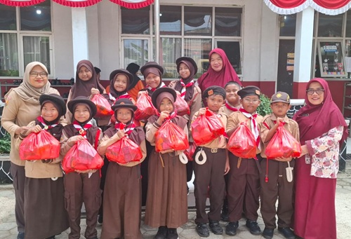 Tingkatkan Kepedulian Pada Sesama, Pramuka SD Negeri Tunggilis Bagikan 50 Paket Sembako kepada Warga Sekitar Sekolah