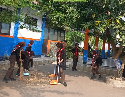 Puluhan Anggota Pramuka SMPN 3 Cileungsi Gelar Bulan Bakti, Bersihkan dan Hijaukan Lingkungan Sekolah