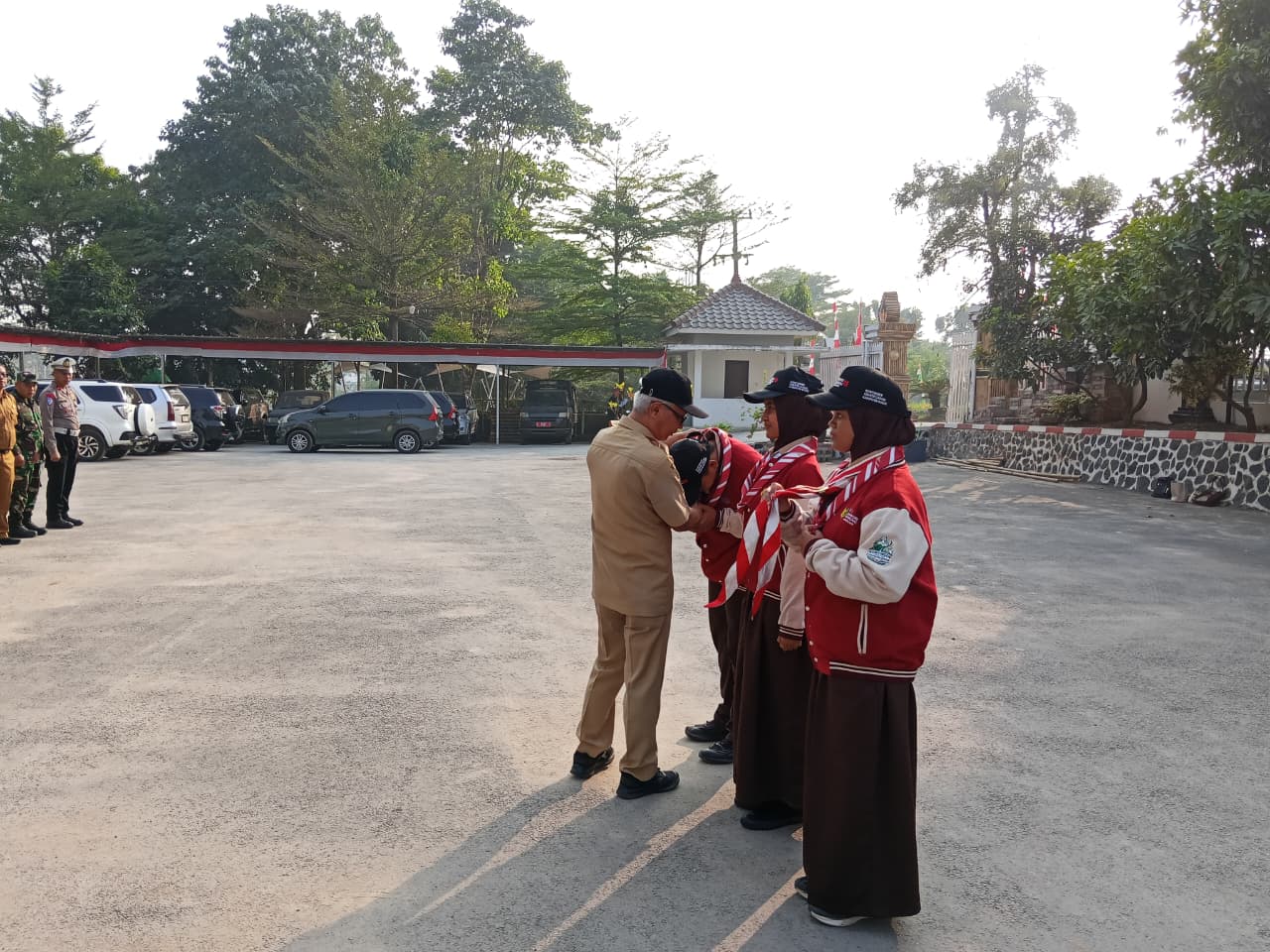 Penyematan Atribut Kontingen Jambore Nasional Sebagai Tanda Kebanggan Peserta Jambore Nasional