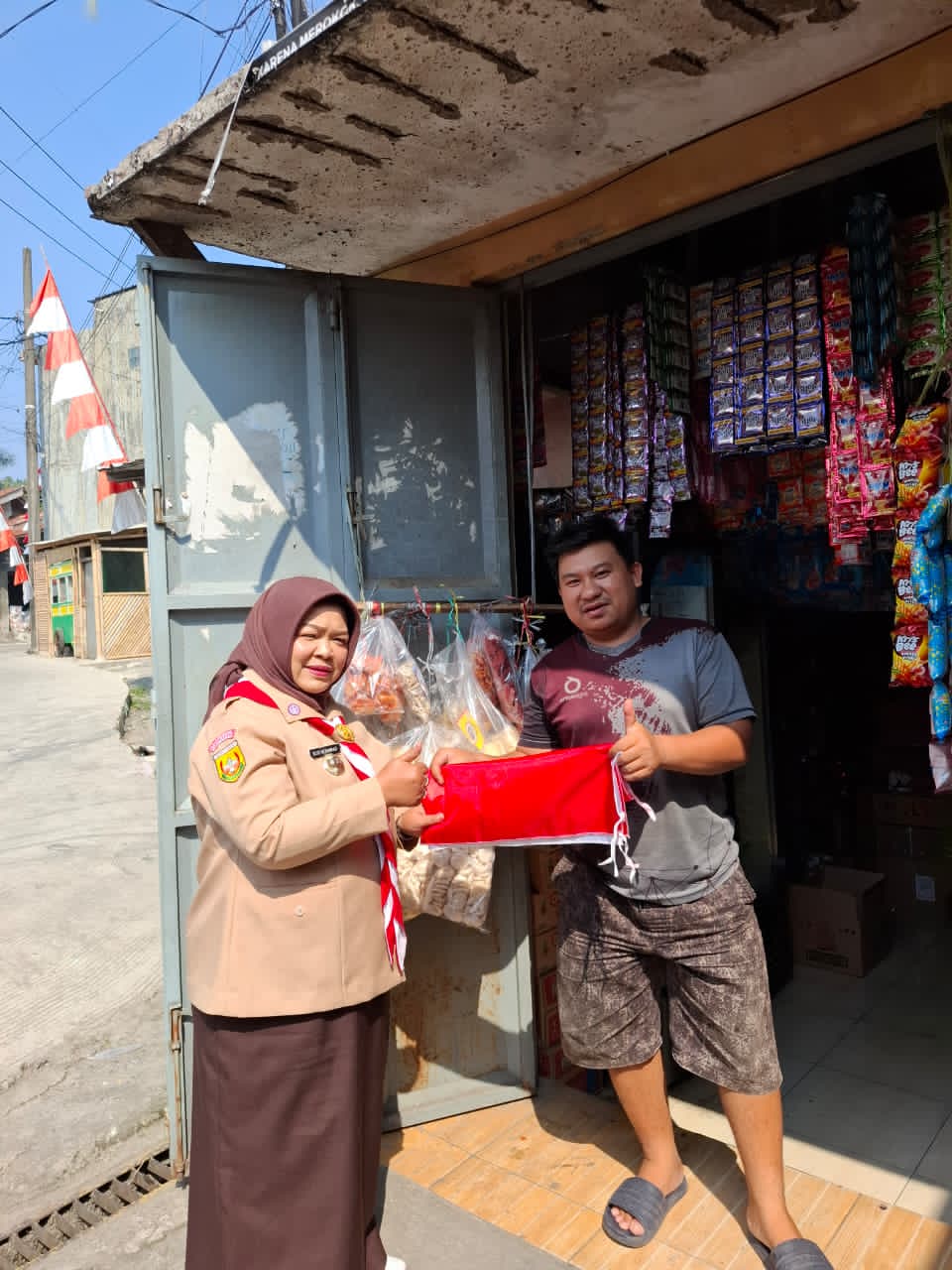 Semarak HUT Kemerdekaan, Pembagian Bendera Merah Putih Digelar di Kecamatan Tamansari