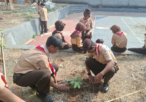 Pramuka SMP PGRI Gandoang Tanam Lima Bibit Pohon Kelengkeng untuk Hijaukan Lingkungan Sekolah