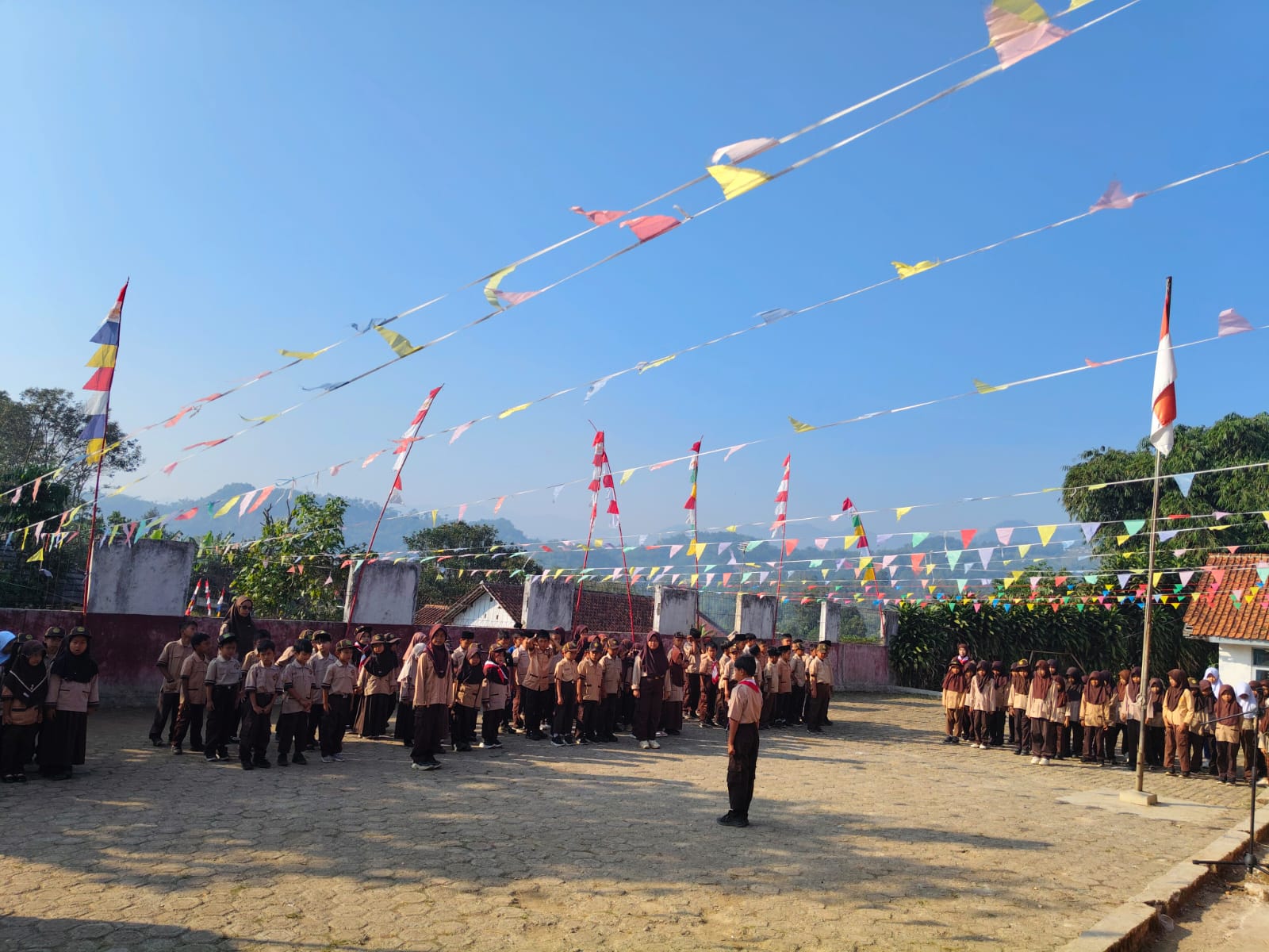 Semarak Hari Pramuka ke-65, Keluarga Besar SD Negeri Curugbitung 03 Gelar Upacara Penuh Khidmat