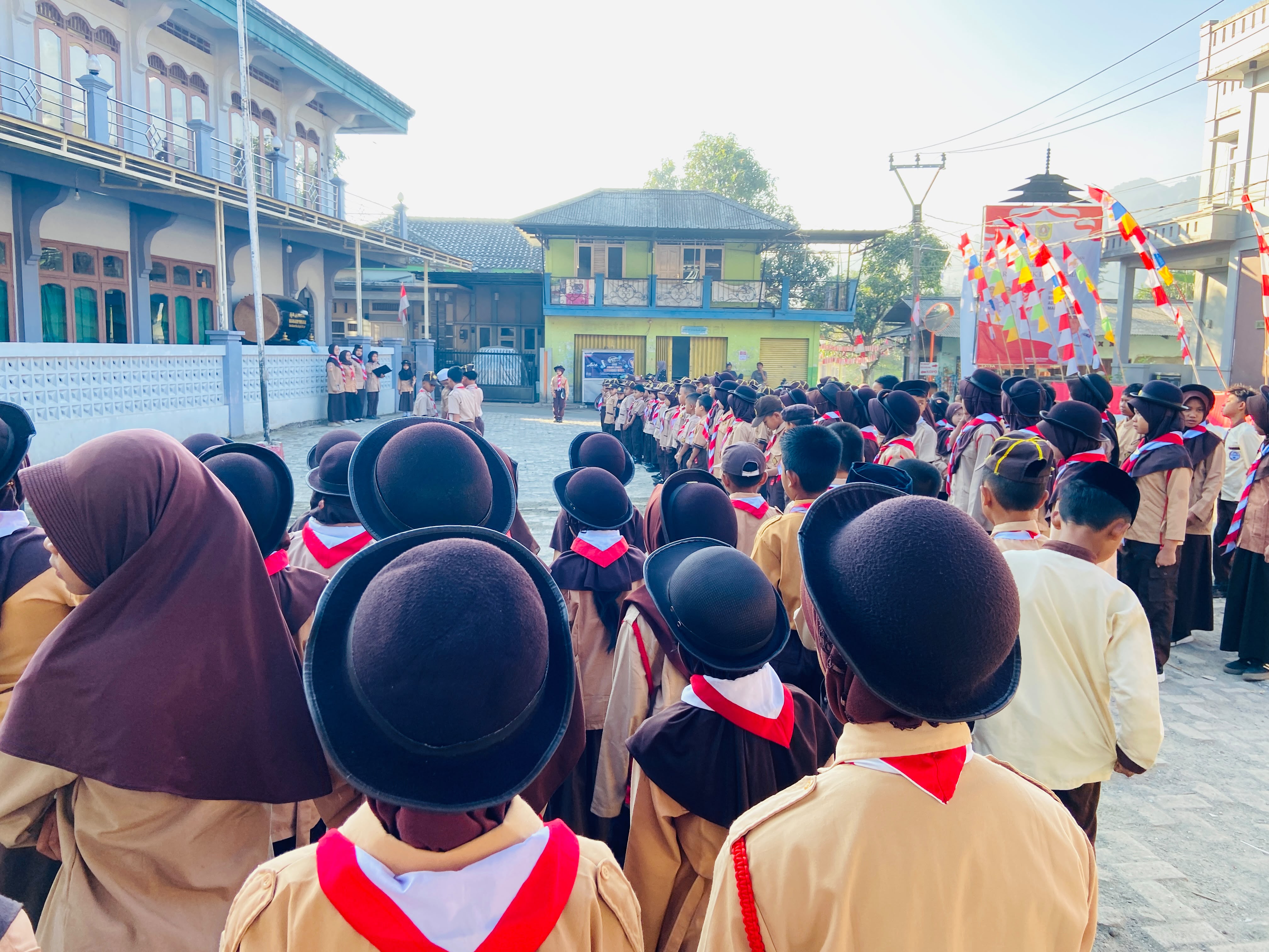 Di Dekat Rumah Sejarah Eks Pendopo Bupati Pertama, SD Negeri Malasari 01 Kobarkan Semangat Hari Pramuka ke-65