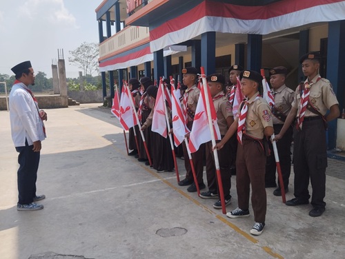 Ketua Mabigus SMPIT Fatahillah Cileungsi Lepas 15 Calon Pramuka Garuda ke Tapakan Tingkat Kwarcab Bogor