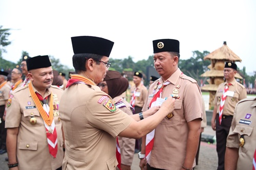 Camat Cileungsi Drs. Adi Henryana Terima Penghargaan Pancawarsa IV atas Dedikasi untuk Pramuka