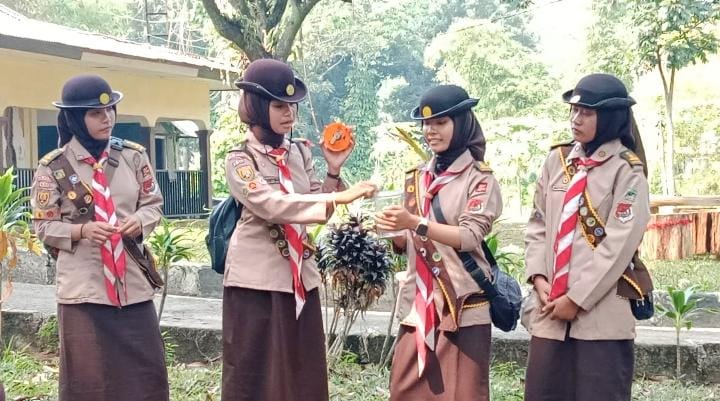 Peserta Tapakan Pramuka Garuda Golongan Penegak Antusias Ikuti Materi Pembuatan Hasta Karya