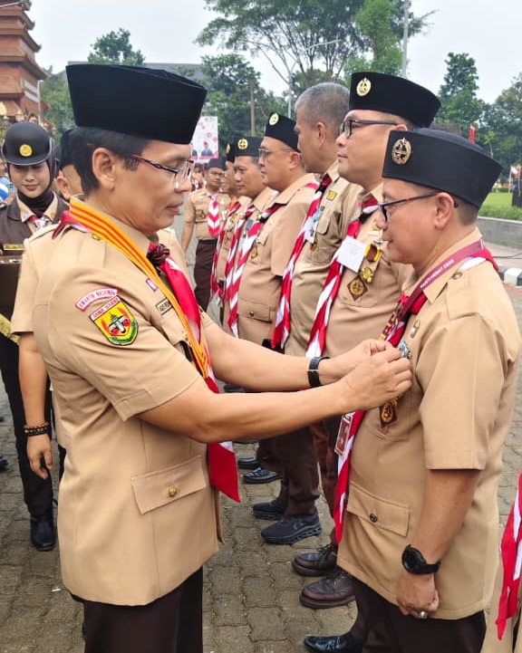 Jejak Pengabdian Berbuah Penghargaan, Kak Ondeng Sofwanudin Raih Lencana Darma Bakti