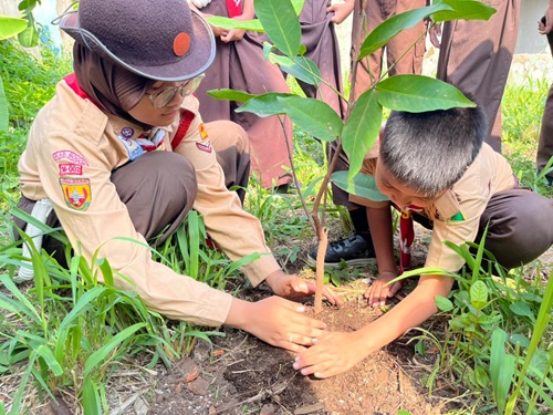 Tumbuhkan Kepedulian Terhadap Lingkungan Pramuka SDN Cileungsi 01 Lakukan Penanaman