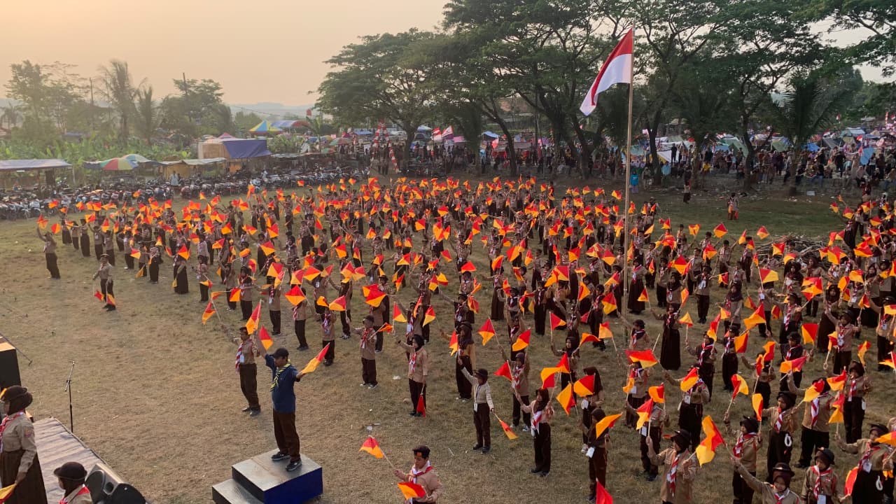 Kuning-Merah Mewarnai Lapangan, Gebyar Semaphore Kolosal Meriahkan LT-II Kwarran Cariu