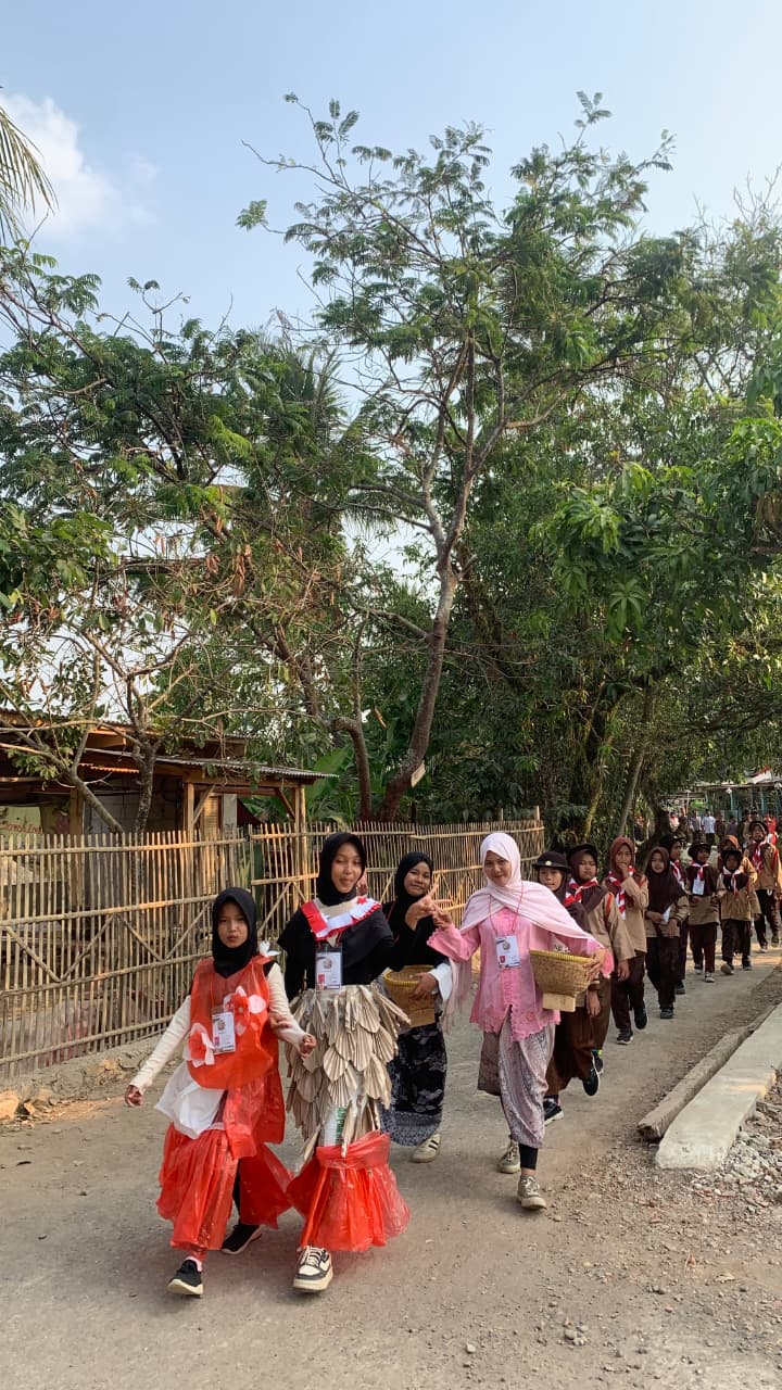 Sulap Sampah Jadi Karya Seni, Karnaval Busana Daur Ulang Pukau Warga di LT-II Kwarran Cariu