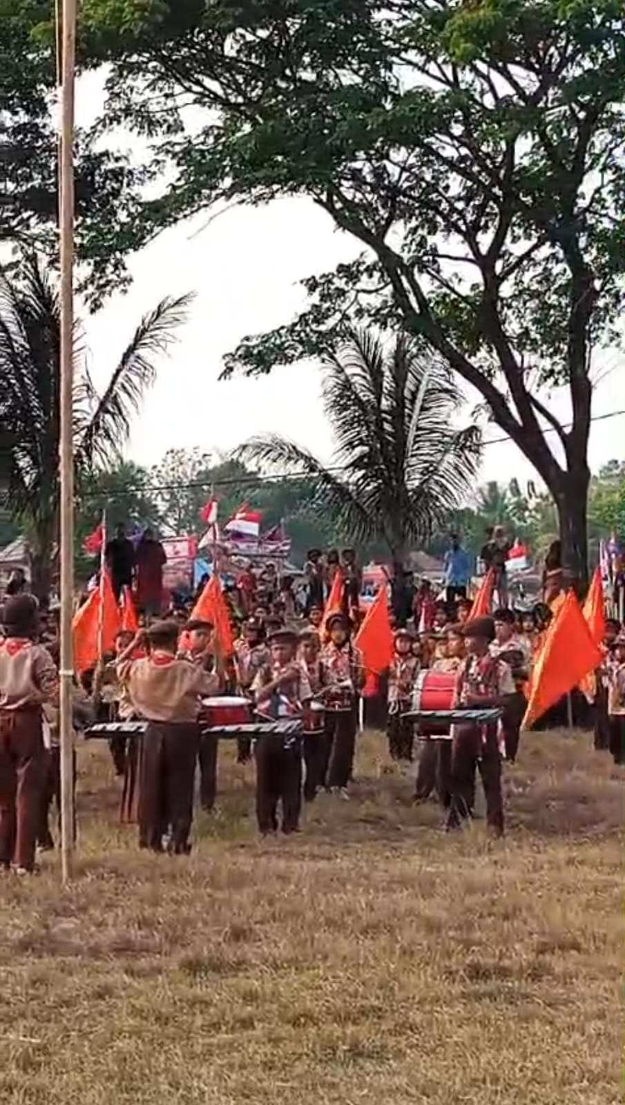 Meriahkan Upacara Pembukaan LT-II Kwarran Cariu, Drumband Tunas Melodi Perceka SDN Jagatamu Tampil Memukau