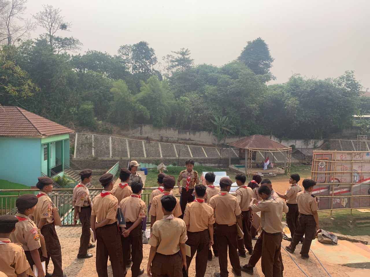 KENALKAN SAKA WANABAKTI, KWARRAN RUMPIN AJAK SISWA SMA IT YAPIRA BELAJAR KETERAMPILAN RAPLING