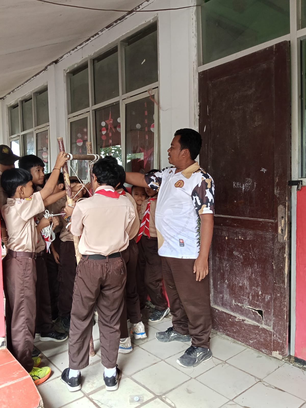 Pramuka Penggalang SDN Jagatamu Asah Keterampilan Membuat Tandu