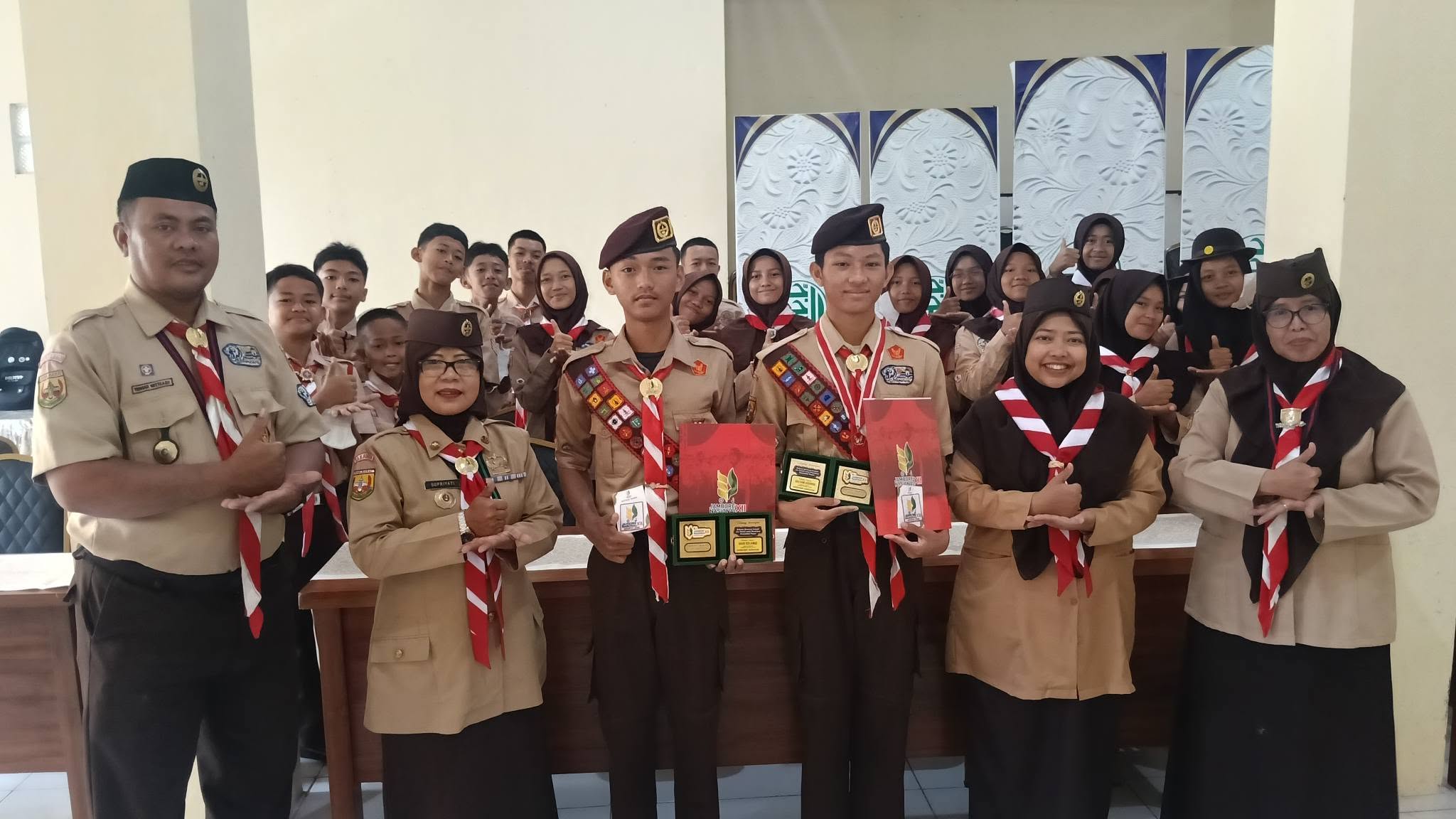 KETUA KWARRAN RUMPIN SEMATKAN TANDA KEGIATAN JAMNAS XII KEPADA PESERTA MTs ANNAJAH